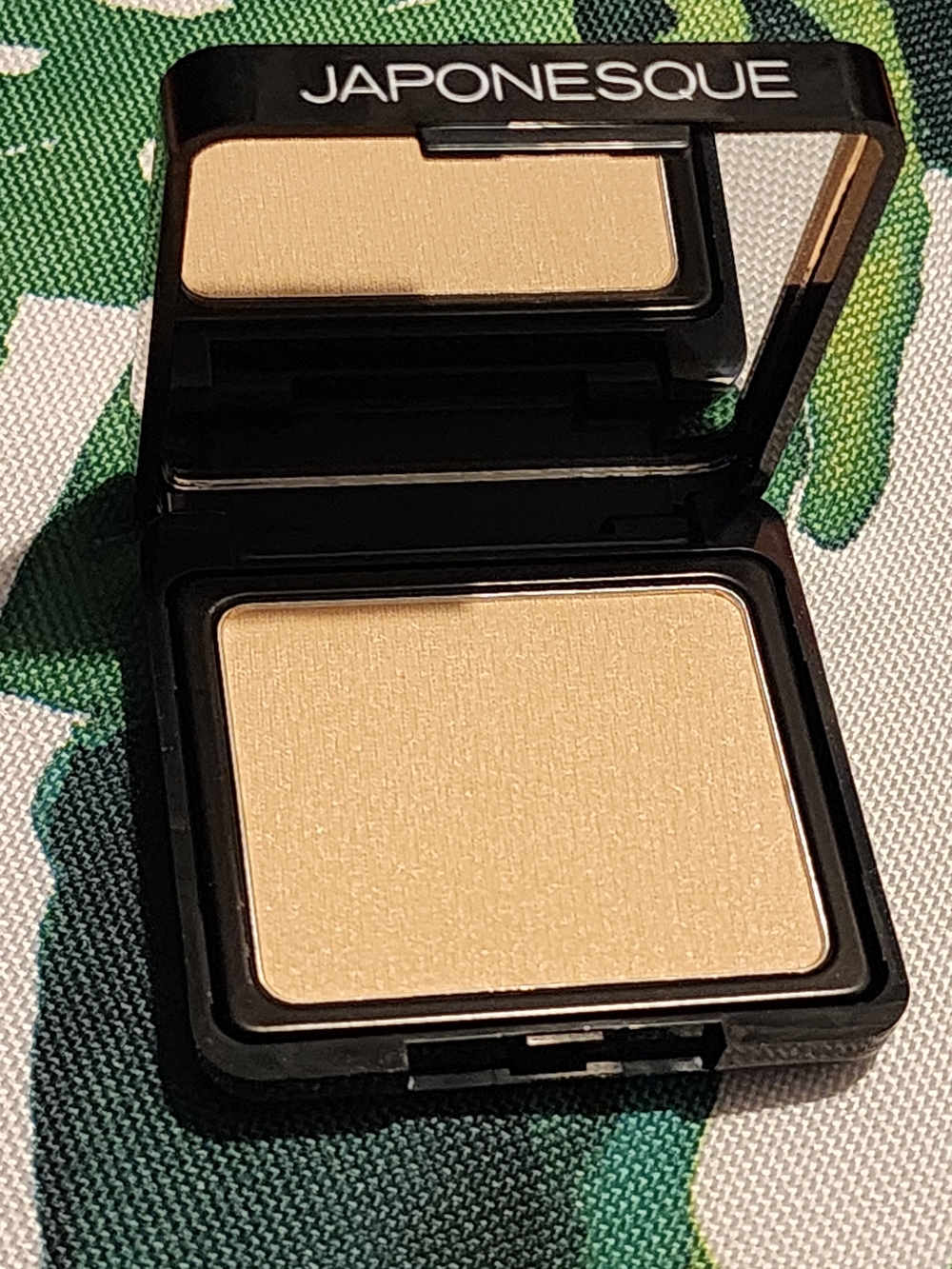 Japonesque Kumadori Collection Highlighter in shade 01 Golden Pearl